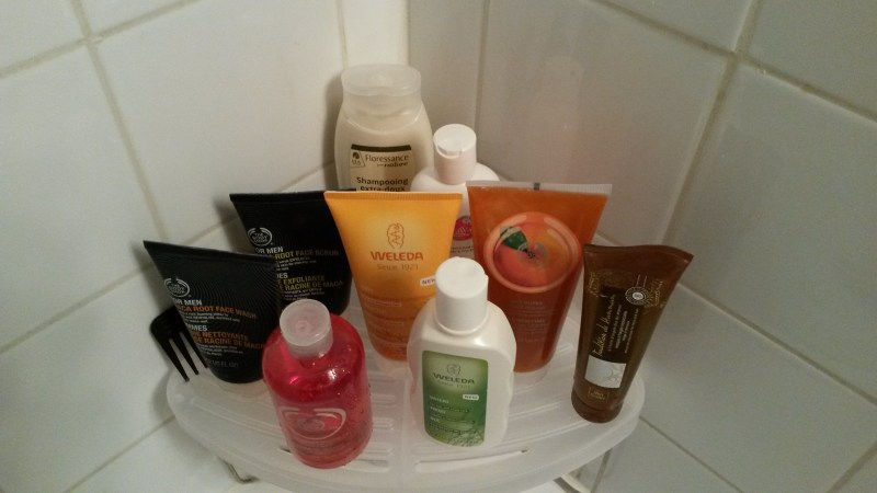 Beaucoup de plastique dans la salle de bains